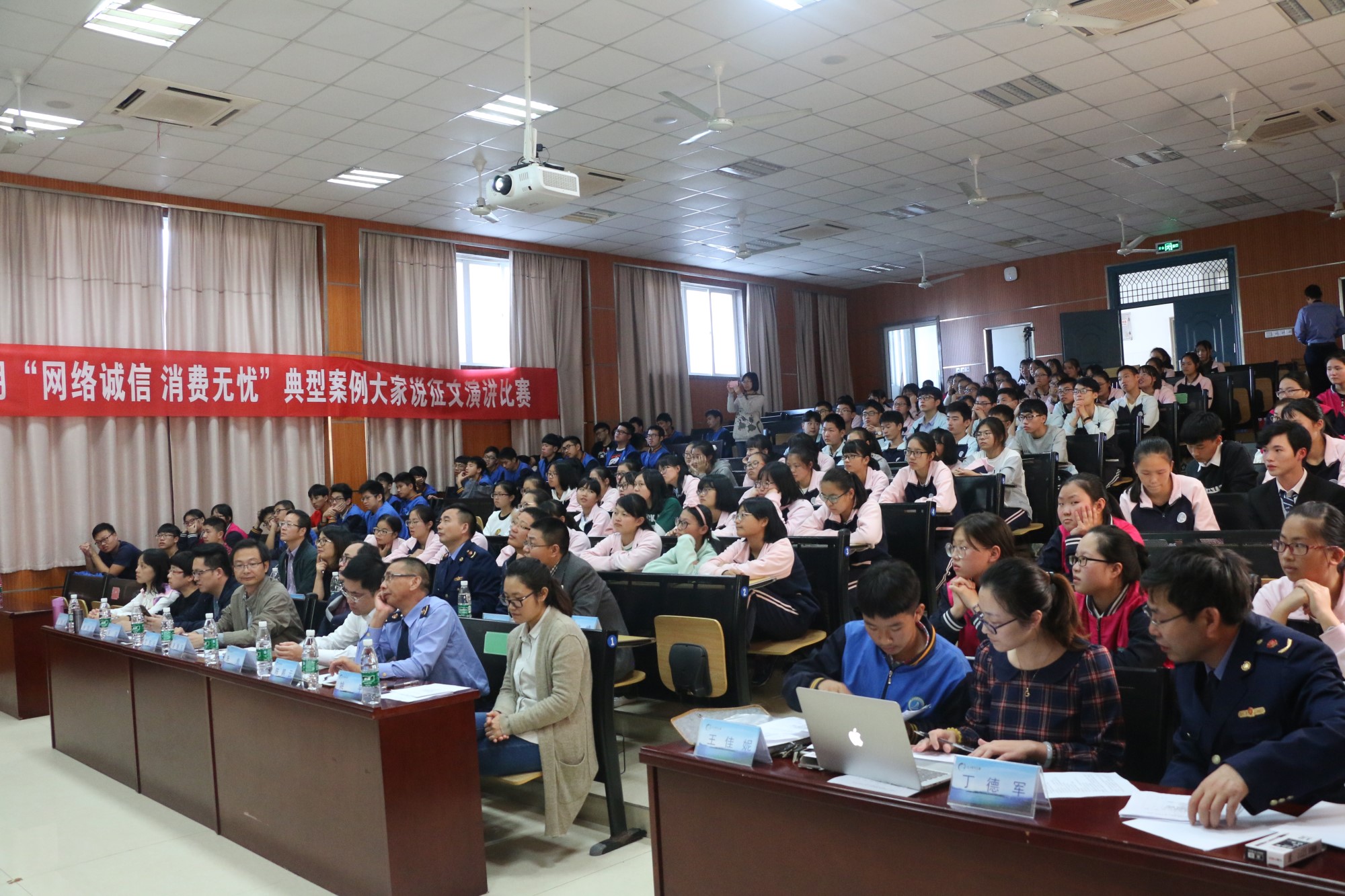 10月24日下午,一场别开生面的演讲比赛在宁波东钱湖旅游学校的