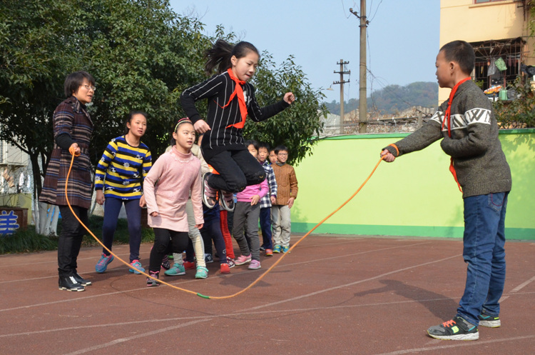 江寺小学:跳长绳比赛"迎新"