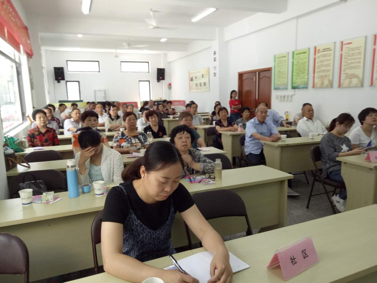 指導講座,來自該轄區的殘協專職委員,精殘人員及家屬近60人聆聽了講座